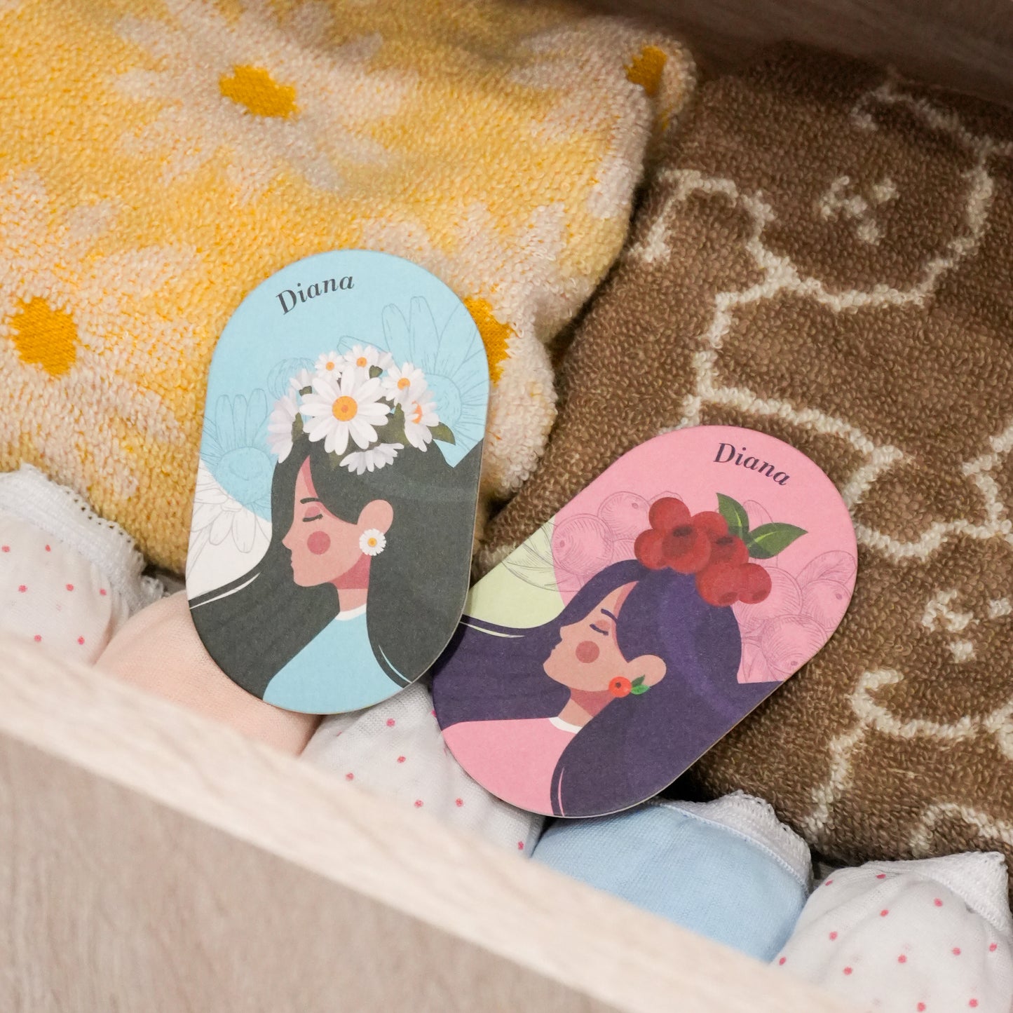 【萬元變大術】(顏色/香味均隨機出貨)　MoldGoGo防霉吊卡Pantone款10入+酪梨款10入+花磚款10入+Pantone大圓卡12入+中性大圓卡12入+Diana貼身衣物抑菌卡6入+MoldOUT噴噴霉2入+HAPPY FEET鞋內噴霧1入+全可抑空間抑菌噴霧1入+抗菌隨身貼90片組1入